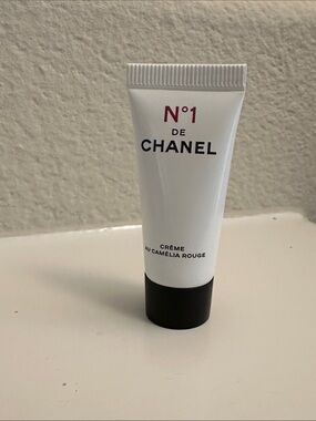 CHANEL N°1 Crème au Camélia Rouge - White & Black Tube